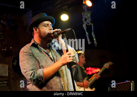 Stati Uniti Mississippi MS Miss Clarksdale Ground Zero Blues Club - Brandon Santini blues band suonare armonica Foto Stock