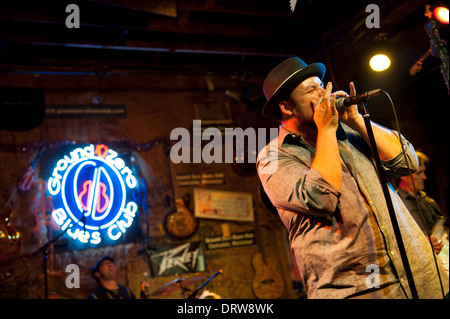 Stati Uniti Mississippi MS Miss Clarksdale Ground Zero Blues Club - Brandon Santini blues band suonare armonica Foto Stock