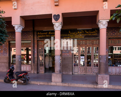 MARRAKECH, MAROCCO - 21 GENNAIO 2014: Vista esterna del negozio di artigianato tradizionale nel distretto di Gueliz Foto Stock