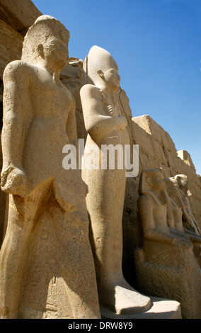 Karnak Egitto Temple settimo pilone due statue di Thutmosis III Foto Stock