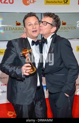 Guido Maria Kretschmer vincitore e amici Frank Mutters presso la 49.Goldene Kamera 2014 di hangar aeroporto Tempelhof di Berlino in Germania, su 01. Febbraio 2014. Foto Stock