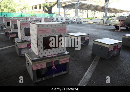 Bangkok, Tailandia. 2 febbraio 2014. Inutilizzato scrutinio sedersi a una chiusa Phayathai stazione di polling. Gli elettori sono andati alle urne in 89 per cento di Thailandia 375 circoscrizioni elettorali a livello nazionale in una campagna elettorale segnata da un boicottaggio di opposizione e di sforzi da parte di manifestanti di bloccare il processo. Lo snap elezioni del 02 febbraio ha anche di fronte rigida opposizione da. Credito: John Vincent/Alamy Live News Foto Stock