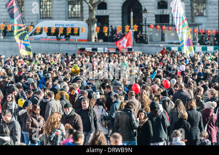 Trafalgar Square, Londra, Regno Unito. 2° febbraio 2014. Folle a Trafalgar Square attendere l'avvio ufficiale per il Capodanno cinese. L'anno del cavallo. Credito: Gordon Scammell/Alamy Live News Foto Stock