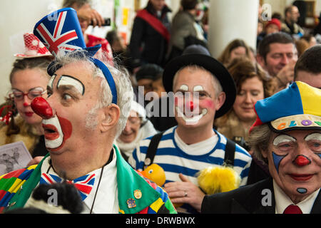 Il 02 febbraio 2014, Dalston, Londra UK. Pagliacci in costume completo frequentare l annuale Giuseppe Grimaldi memoriale di servizio a Dalston la chiesa della Santa Trinità. Rendendo omaggio al suo inventore del moderno clown, morto nel 1837, l'annuale clown' servizio di chiesa si svolge la prima domenica di febbraio. Credito: Patricia Phillips/Alamy Live News Foto Stock