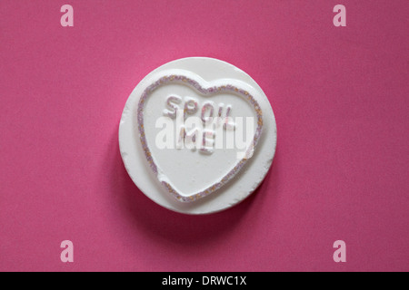 Swizzels Matlow Giant Love Hearts - individuale dolce con bottino Me isolato su sfondo rosa - messaggio di San Valentino - dolcetti loveheart Foto Stock