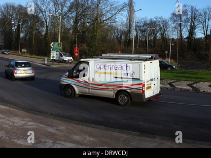 Un BT Openreach van e di un automobile che viaggia intorno ad una rotonda a Coulsdon, Surrey, Inghilterra Foto Stock