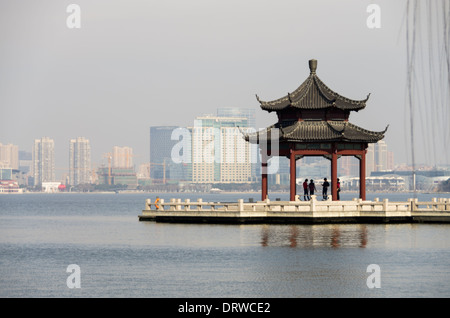 Suzhou skyline della città con il lago Taihu e pagoda in primo piano Foto Stock