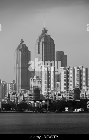 Suzhou skyline della città con il lago Taihu in primo piano Foto Stock