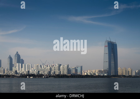 Suzhou skyline della città con il lago Taihu in primo piano Foto Stock