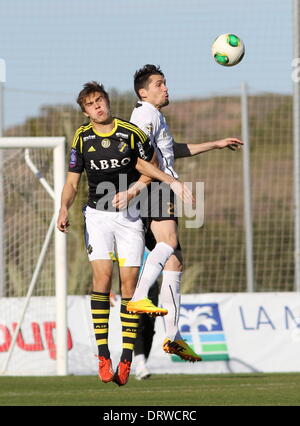 Il Copa del Sol, La Manga Club, Spagna. 2° febbraio 2014. FC Astra (Romania) versus AIK (Svezia) Valerica Gama (Astra) vince un duello aereo con Eero Markkanen (AIK) Fotografia di Tony Henshaw Foto Stock