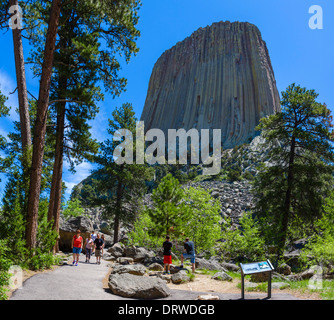 Walkers sul sentiero della torre sotto Devils Tower National Monument, Crook County, Black Hills, Wyoming USA Foto Stock