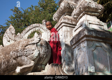 Il debuttante i monaci buddisti sulle fasi del loro monastero Foto Stock