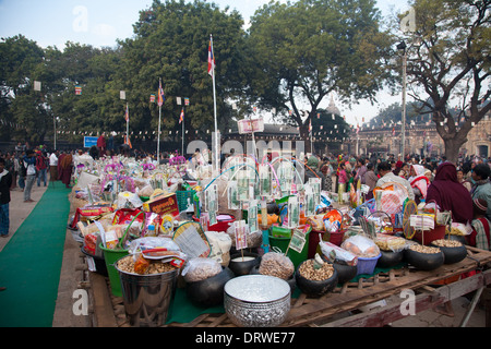 Doni e le donazioni per i monaci durante il Festival di Ananda Bagan Foto Stock