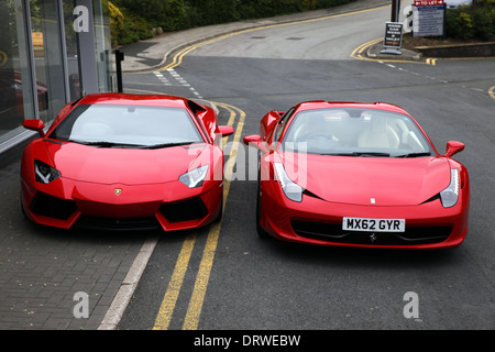 RED LAMBORGHINI AVENTADOR & Ferrari 458 Italia Automobili Congleton Inghilterra 20 Giugno 2013 Foto Stock