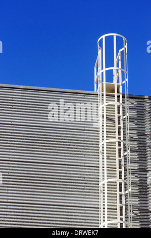 La scaletta di sicurezza sulla facciata industriale Foto Stock