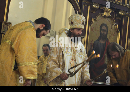 Eletto Arcivescovo Joachim di Praga assiste alla cerimonia della sua intronizzazione come nuovo Arcivescovo di Praga. Foto Stock