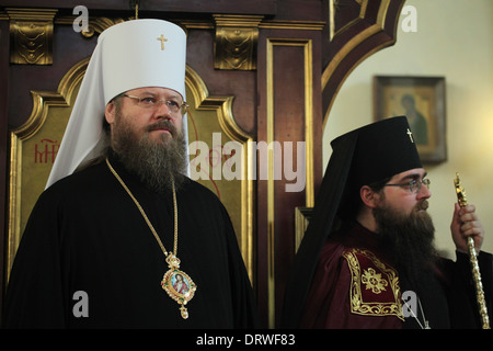 Metropolitan Teodosio e Metropolitan Rastislav assiste alla cerimonia della sua intronizzazione come nuovo Arcivescovo di Praga. Foto Stock