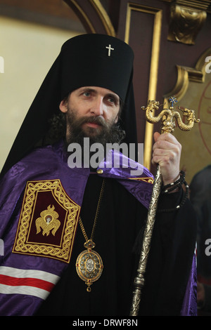 Eletto Arcivescovo Joachim di Praga assiste alla cerimonia della sua intronizzazione come nuovo Arcivescovo di Praga. Foto Stock