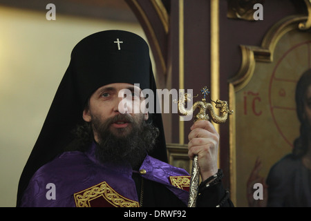 Eletto Arcivescovo Joachim di Praga assiste alla cerimonia della sua intronizzazione come nuovo Arcivescovo di Praga. Foto Stock