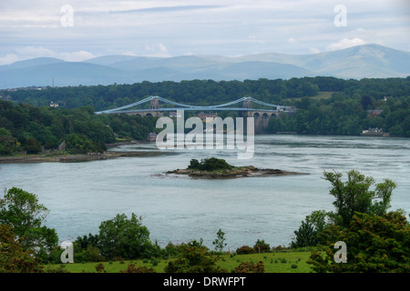 Il Telford sospensione ponte sopra il Menai Straits, con Snowdonia a distanza Foto Stock