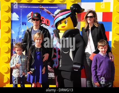 Westwood, California, Stati Uniti d'America. Il 1° febbraio 2014. Mark Wahlberg, Rhea Durham, Ella Wahlberg, Michael Wahlberg & Brendan Wahlberg arriva per la premiere del film "La Lego film' presso il Villaggio del teatro. Credito: Lisa O'Connor/ZUMAPRESS.com/Alamy Live News Foto Stock