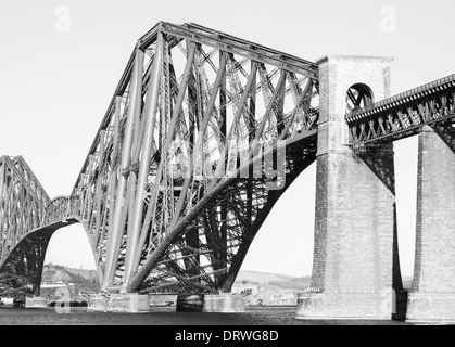 Ponte di Forth Rail a Edimburgo in una giornata di sole. Foto in bianco e nero Foto Stock