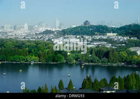 Parco cinese di Hangzhou vicino Lago Xihu, Cina. Bellissimi alberi di Willow con la riflessione sul fiume. Foto Stock