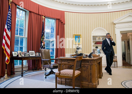 Il Presidente Usa Barack Obama parla al telefono con un leader straniero discutendo la Siria dall'Ufficio Ovale della Casa Bianca Agosto 29, 2013 a Washington, DC. Foto Stock