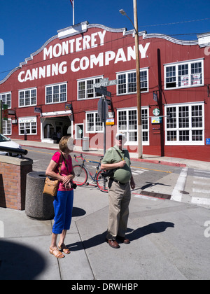 I turisti su Cannery Row a Monterey in California USA Foto Stock