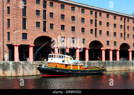 Un pilota di barca ormeggiata in darsena interna presso il restaurato Albert Docks in Liverpool, Regno Unito Foto Stock