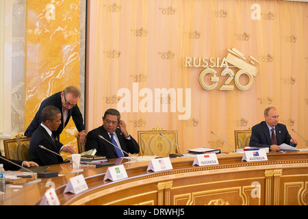 Il Presidente Usa Barack Obama parla con Bob Carr, Australia Il Ministro per gli affari esteri, come il Presidente Vladimir Putin apre un pomeriggio Sessione plenaria a Konstantinovsky Palace durante il Vertice del G20 settembre 6, 2013 a San Pietroburgo, Russia. Foto Stock