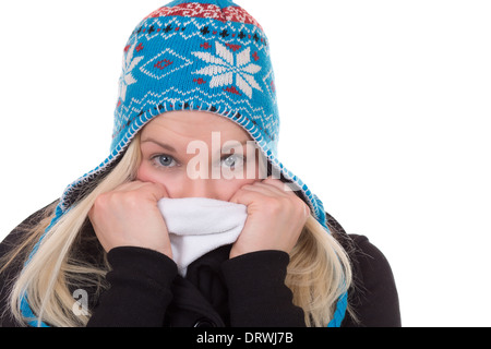 Ritratto di una donna bionda in inverno freddo con guanti e sciarpa, isolato su sfondo bianco Foto Stock