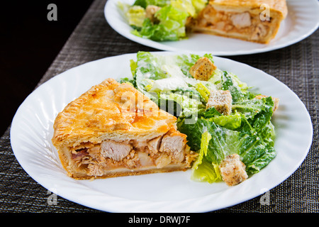 Francese canadese torta a base di carne dal Québec, servito a Natale con insalata Caesar Foto Stock