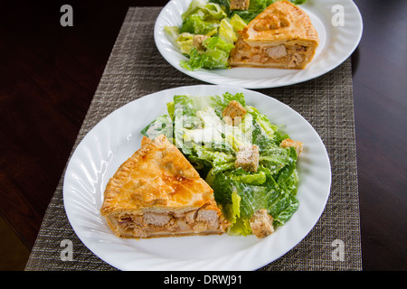 Francese canadese torta a base di carne dal Québec, servito a Natale con insalata caesar Foto Stock