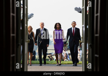 Il Presidente Usa Barack Obama e la First Lady Michelle Obama, Vice presidente Joe Biden e il dottor Jill Biden tornare indietro a piedi per il diplomatico sala ricevimento dopo la loro adesione personale sulla South Lawn della Casa Bianca di osservare un minuto di silenzio per contrassegnare il dodicesimo anniversario degli attacchi dell'11 settembre Settembre 11, 2013 a Washington, DC. Foto Stock