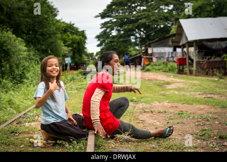 Una delle attrazioni turistiche di Battambang è abbandonare la ferrovia, la gente del luogo reso treno di bambù per utilizzare il trasporto. Cambogia Foto Stock