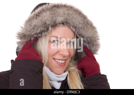 Ritratto di una donna bionda in inverno con un collare di pelliccia, isolato su sfondo bianco Foto Stock