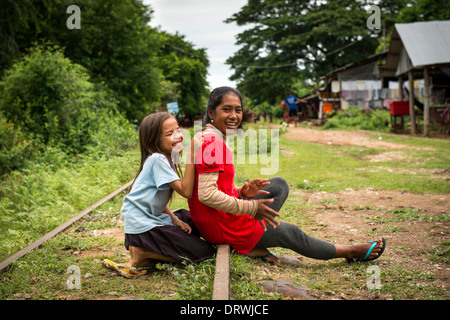 Una delle attrazioni turistiche di Battambang è abbandonare la ferrovia, la gente del luogo reso treno di bambù per utilizzare il trasporto. Cambogia Foto Stock