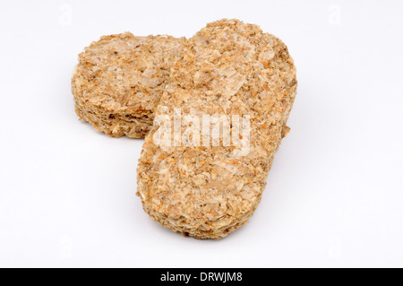 Due integrali biscotti di frumento su sfondo bianco Foto Stock
