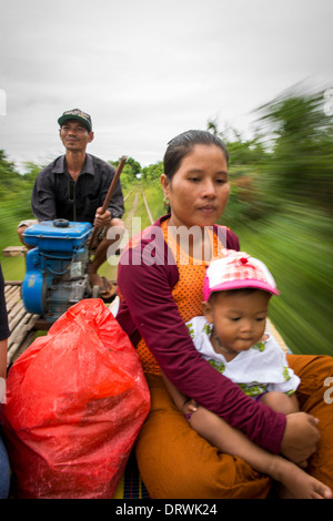 Una delle attrazioni turistiche di Battambang è abbandonare la ferrovia, la gente del luogo reso treno di bambù per utilizzare il trasporto. Cambogia Foto Stock