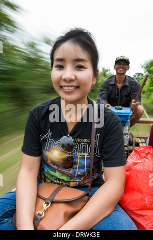 Una delle attrazioni turistiche di Battambang è abbandonare la ferrovia, la gente del luogo reso treno di bambù per utilizzare il trasporto. Cambogia Foto Stock