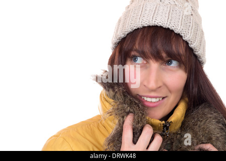 Giovane donna cercando in inverno, isolato su sfondo bianco Foto Stock