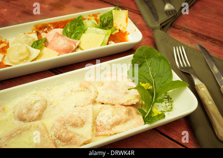 Italian ravioli con spinaci elaborati a colori Foto Stock