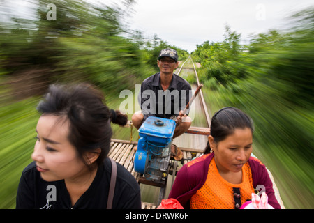 Una delle attrazioni turistiche di Battambang è abbandonare la ferrovia, la gente del luogo reso treno di bambù per utilizzare il trasporto. Cambogia Foto Stock