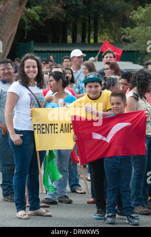 Santa Ana, Costa Rica. 02Feb, 2014. Domenica 1 febbraio 2014, centinaia di persone sono state aspettando pazientemente in linea in San José sobborgo di Santa Ana. Gli adulti sono stati qui per accompagnare i loro figli che erano la colata il loro voto simbolico per scegliere il Costa Rica è di nuovo presidente. Il nuovo leader dovrà sostituire Laura Chinchilla chi è stato a capo di questo paese latinoamericano dal 2010. Bambini i voti risale al 1978 ed è una dimostrazione eccellente della Costa Rica il desiderio di essere un leader nel campo della democrazia e dei diritti umani in questa parte del mondo. Credito: Megapress/Alamy Live News Foto Stock