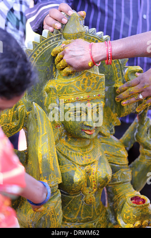 Cerimonia indiana dedicato alla dea Devi - preparazione della statua della dea Devi India del Sud Foto Stock
