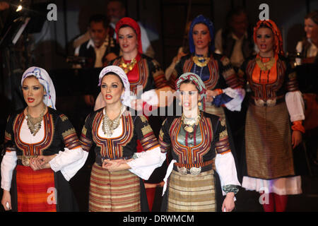 Banja Luka, in Bosnia ed Erzegovina. 2° febbraio 2014. Il ballo folk ensemble "Kolo" da Belgrado in Serbia esegue a Banja Luka, Bosnia e Erzegovina, nel febbraio 2, 2014. "Kolo" conserva la tradizione di cultura serba, nativo di costumi folk e canto originale fin dal 1946. Credito: Borislav Zdrinja/Xinhua/Alamy Live News Foto Stock