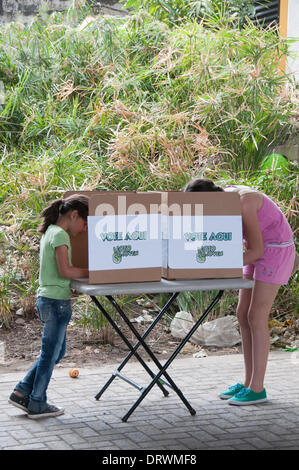 Santa Ana, Costa Rica. 02Feb, 2014. Domenica 1 febbraio 2014, centinaia di persone sono state aspettando pazientemente in linea in San José sobborgo di Santa Ana. Gli adulti sono stati qui per accompagnare i loro figli che erano la colata il loro voto simbolico per scegliere il Costa Rica è di nuovo presidente. Il nuovo leader dovrà sostituire Laura Chinchilla chi è stato a capo di questo paese latinoamericano dal 2010. Bambini i voti risale al 1978 ed è una dimostrazione eccellente della Costa Rica il desiderio di essere un leader nel campo della democrazia e dei diritti umani in questa parte del mondo. Credito: Megapress/Alamy Live News Foto Stock