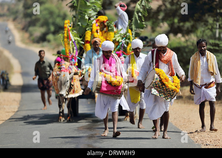 Cerimonia indiana dedicato alla dea Devi - preparazione e trasporto della statua della dea Devi con musicisti del Sud dell India Foto Stock