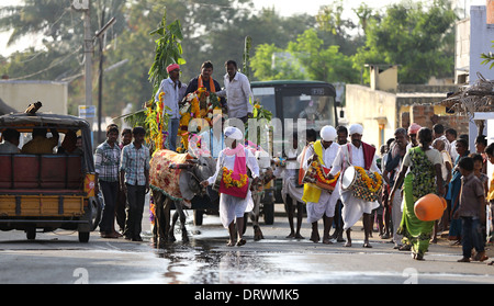 Cerimonia indiana dedicato alla dea Devi - trasporto della statua della dea Devi India del Sud Foto Stock